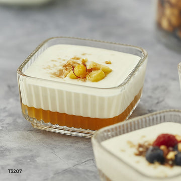 Ciotola in vetro, quadrata, per monoporzione, ripiena di dolce, s tavola